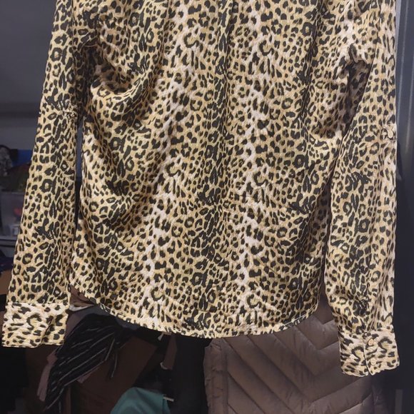 Long sleeve button-up animal print blouse from GUESS size Medium - EUC - Picture 6 of 6